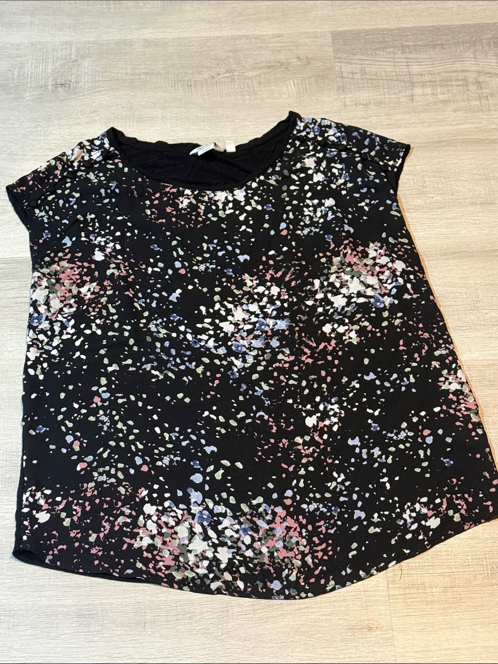 Reitmans Black Multicolor Splatter Short Sleeve Top